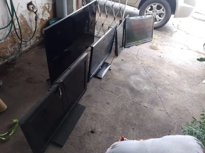Vendo 5 TVs para retirada de peças
