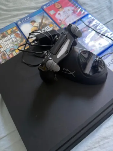 Ps4 pro 1tb, completo funcionando 100%, 1 controle e base de carregamento 8 jogos 