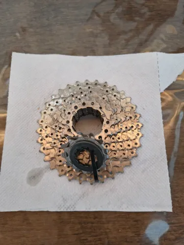 Cassete Shimano CS-HG50-9, 9 velocidades (11-32D), com porca-trava (lockring).
