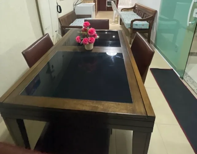 Mesa extensível 1,20 Mt - 1,80 Mt com 4 cadeiras