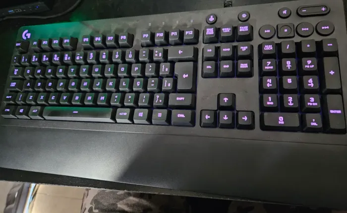 Teclado Logitech G213