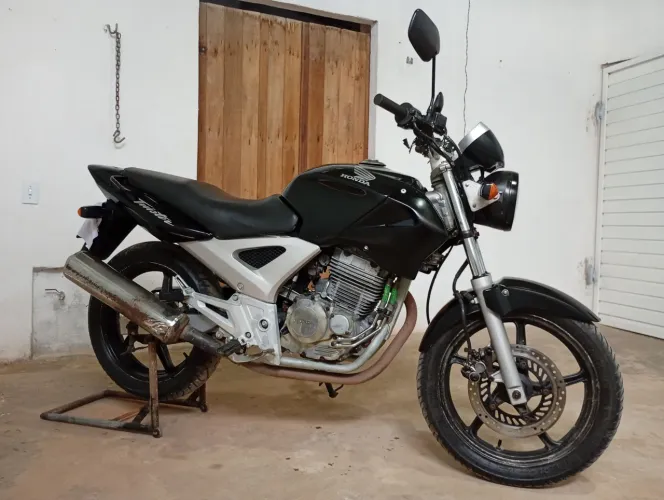 CBX Twister 2004 em dia.