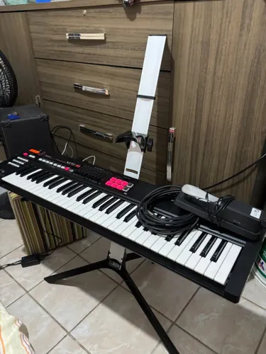 Teclado XPS-10, acompanha capa e Stay