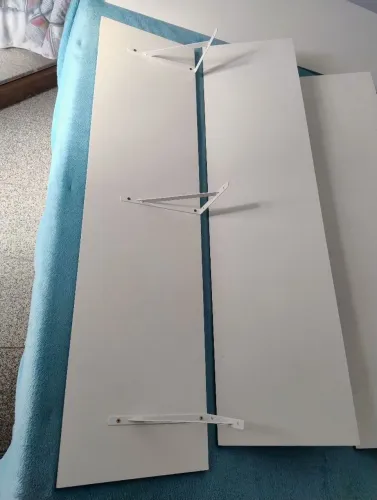 Prateleiras branca com mãos francesas