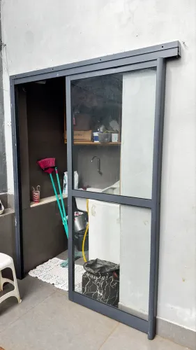 Porta de correr de alumínio e Vidro temperado