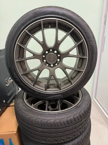 Roda aro 19 com pneus 235/45