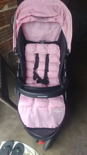 Carrinho de Bebê rosa - Voyage