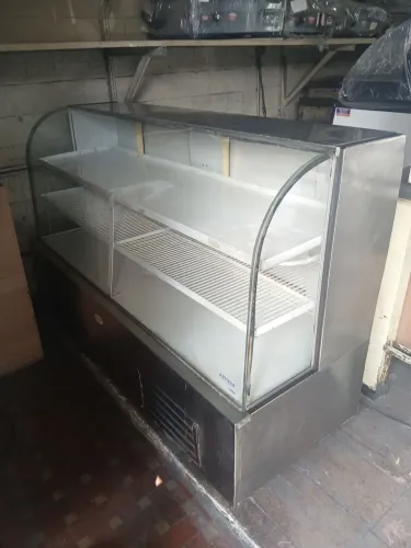 Balcão refrigerado semi novo de inox 1.70 mts vidro curvo