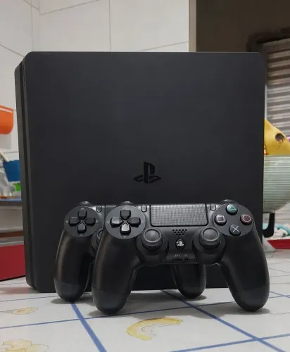 Playstation 4 Slim (usado) e controles + 8 jogos