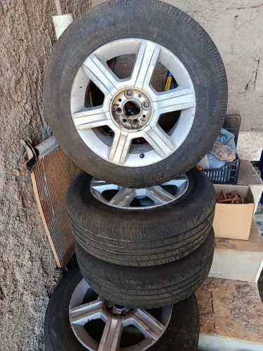 Rodas 15 com pneus 195/65/15 pouco usado