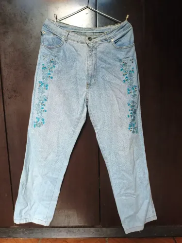 Calça Jeans Mom/Vintage Lavagem Clara com Bordado Floral e Tachas<br>