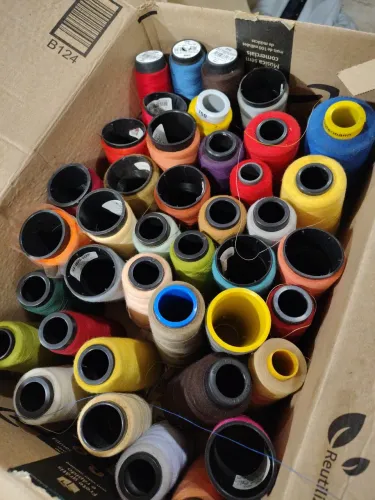 Linhas de costura coloridas caixa pequena.
