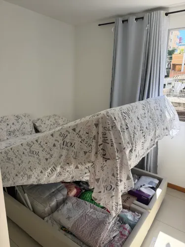 Cama queen com baú