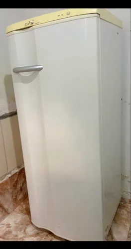 Vende-se uma geladeira mais informações é só chamar.