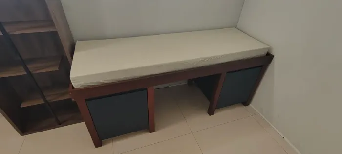 Maca médica em madeira com portas