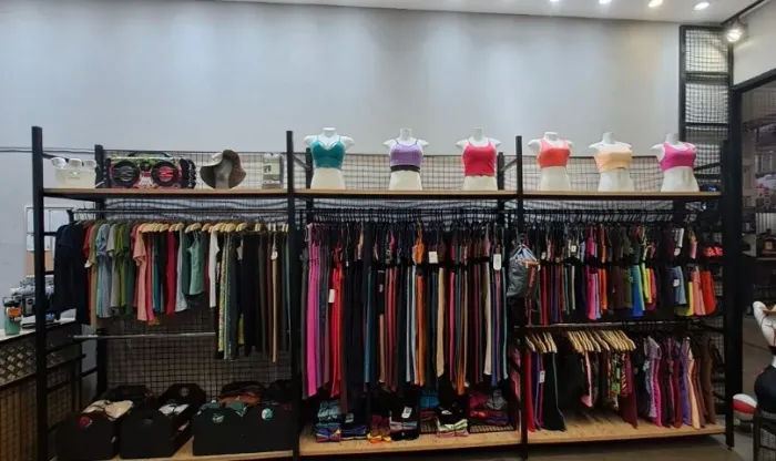 Arara de roupas com prateleira madeira