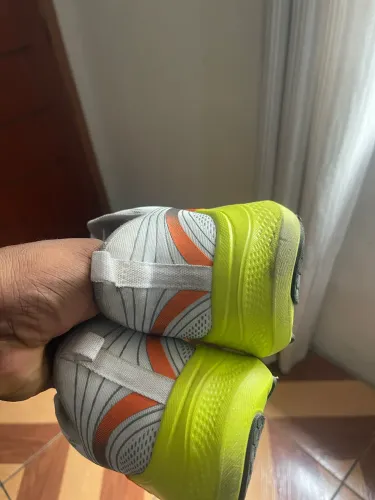 Tênis esportivo semi novo .