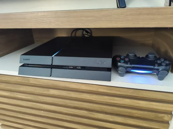 Playstation 4 Conservado e limpo com vários Jogos. Aceito cartão, Testamos na hora.