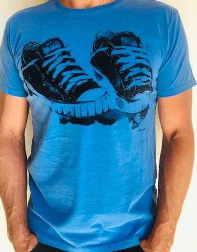 Camiseta Masculina Azul Escuro - Com Estampa de um Tênis no Peito 100% Algodão