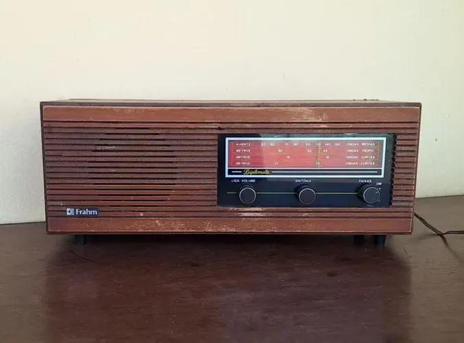 ANTIGO RÁDIO FRAHM MODELO PL - 72 DIPLOMATA.
