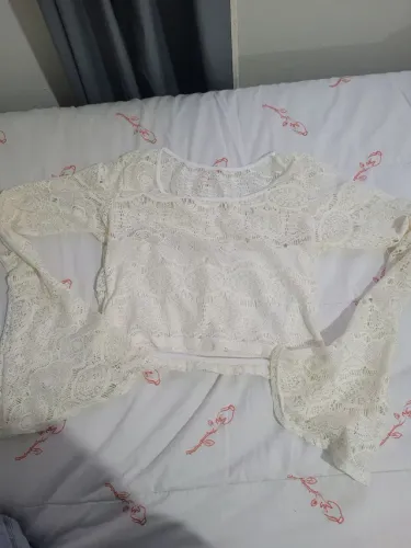 Cropped inverno com mangas branco com detalhes em renda