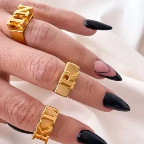 ANEL COM INICIAL BANHADO EM VERNIZ ITALIANO 