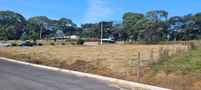 Chácara de esquina em condomínio fechado localizada em Carmópolis de Minas/MG.