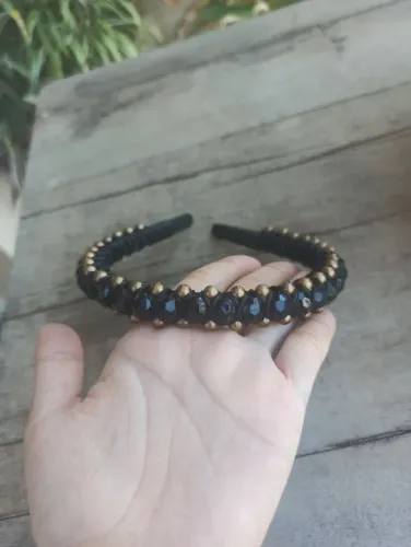 Tiara de miçangas com fio de seda