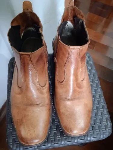 Bota em couro legítimo Arpé, cano curto, tamanho 44