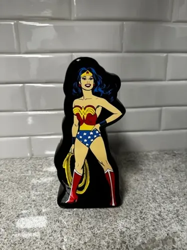 Cerâmica 3D Mulher Maravilha - Cofre Wonder Woman: Liga da Justiça - DC Comics