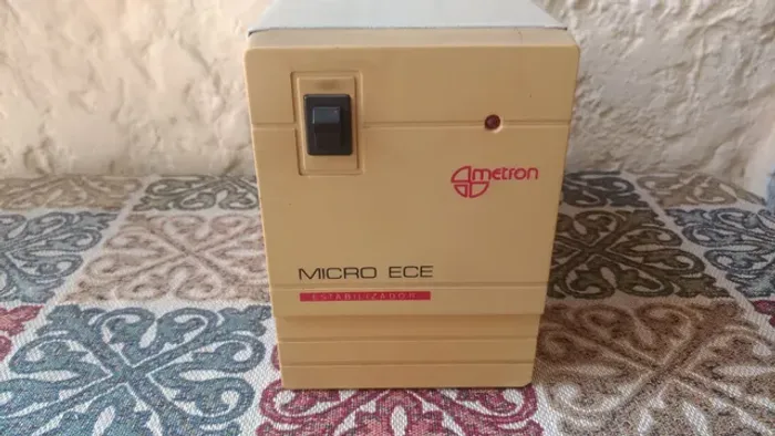 Estabilizador 800Va, potente, branco, bivolt, padrão antigo.