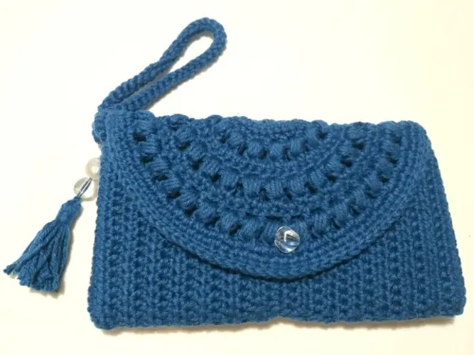 bolsa de crochê azul estilo clutch nova
