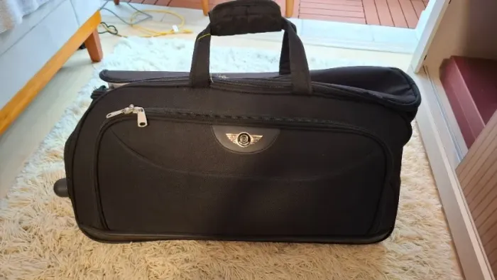 Mala de Viagem Santino Preta com Rodinhas ? Tamanho Médio