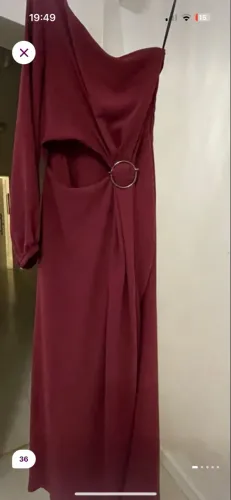 Vestido longo vinho com detalhe