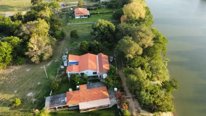 Casa Grande com laje no Pantanal. Local Turistico e próximo das Baias regional