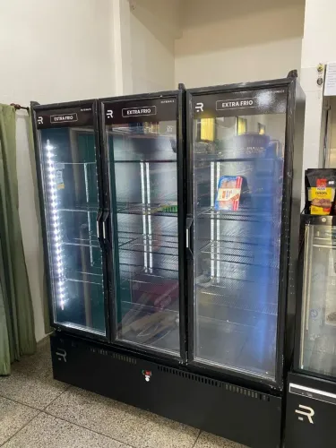Balcão expositor auto serviço extra frio 3 portas Refrimate full black - Marcos