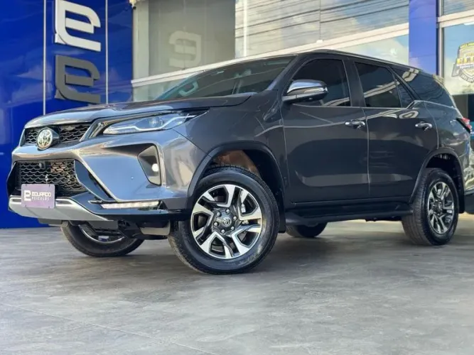 Toyota Hilux SW4 SRX Plat. 4X4 2.8 TB Die. Aut. 2025