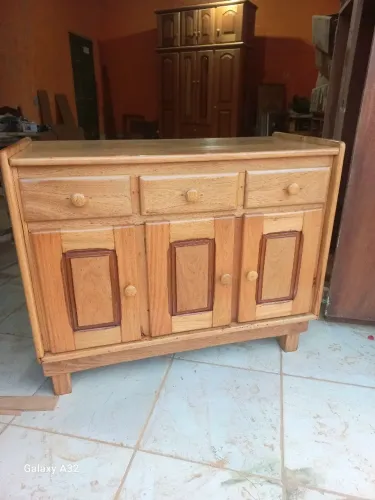 Vendo um armário em madeira com tampo  
