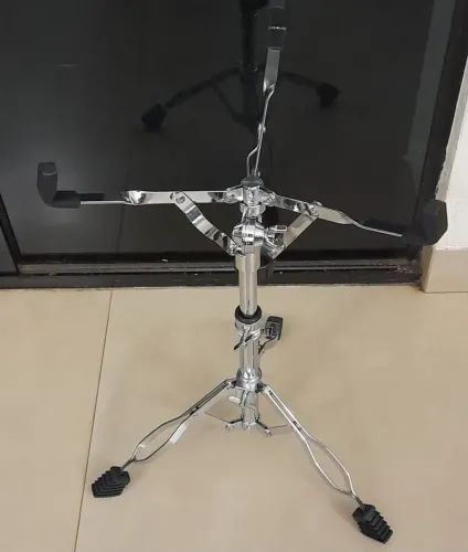 Estante de caixa de bateria. Sem uso. Okm. Serve de 10" a 14"