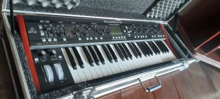 Teclado Sintetizador DeepMind 12 - Behringer com Hard Case