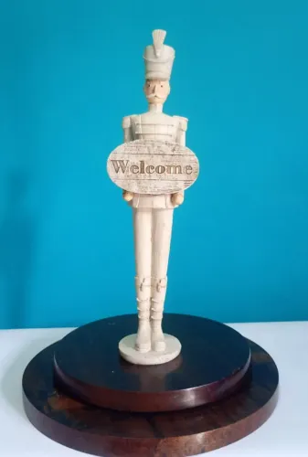 Soldado quebra nozes decorativo em resina
