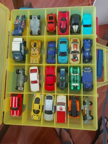 24 Carrinhos Hot Wheels + Maleta