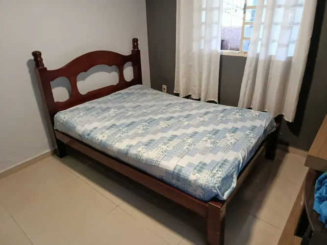 Cama de Casal de Madeira (já vem com colchão) 