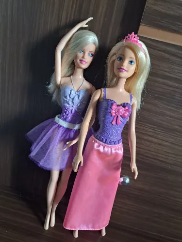 Duas Bonecas Barbie Princesas
