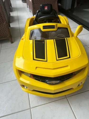 Carrinho elétrico infantil. Camaro amarelo 