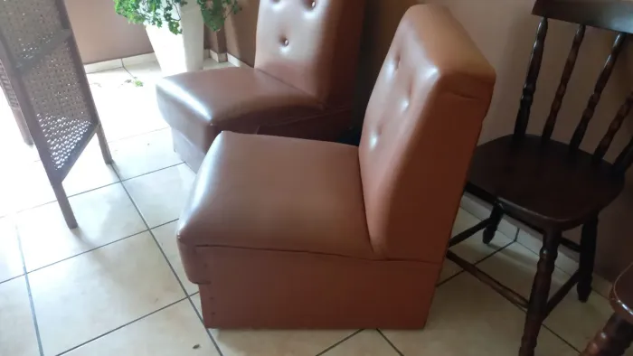 Poltronas em corino, em bom estado. 199 reais cada e tenho várias.