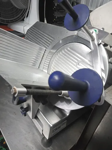 Fatiadora de frios Semi Auto GLP-300