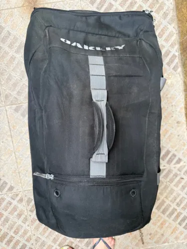 Mala Oakley Preta capacidade 32kg