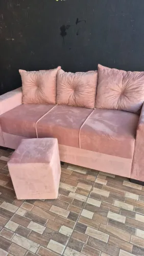 Sofá 3 lugares com puff rosa