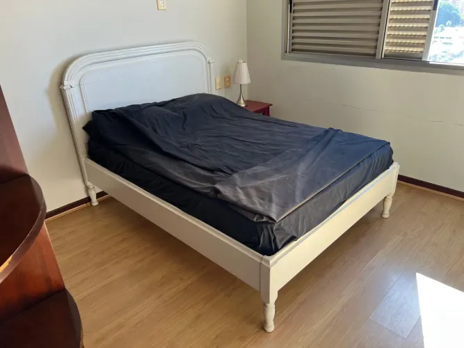 Cama de Casal Clássica com Design Elegante